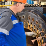 ingeniero casco inspecciona repara equipos gas sala calderas limpieza mantenimiento calderas gas 230115 3511