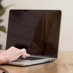 mujer mayor que usa primer computadora portatil 23 2148404357